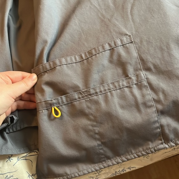 Women’s modern fit scrub tops (set of 2) - Picture 3 of 6